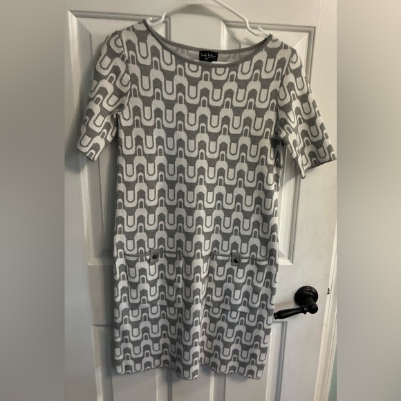 Nicole Miller Dresses & Skirts - Nicole Miller Gray & White Geometric Knit Midi Dress